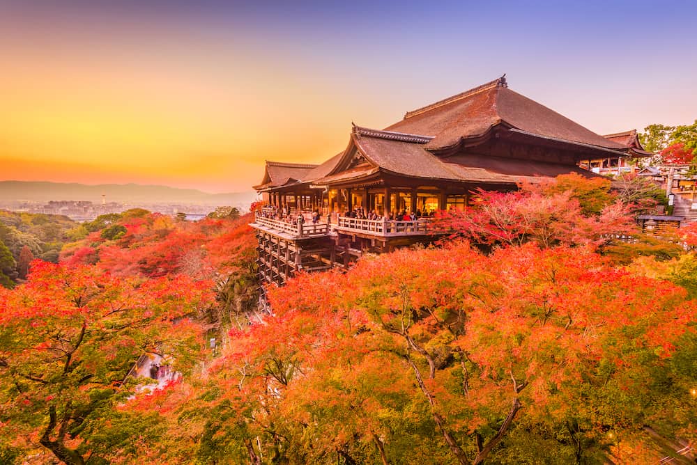Đền Kyomizudera nằm giữa rừng lá đỏ mùa thu cực đẹp 