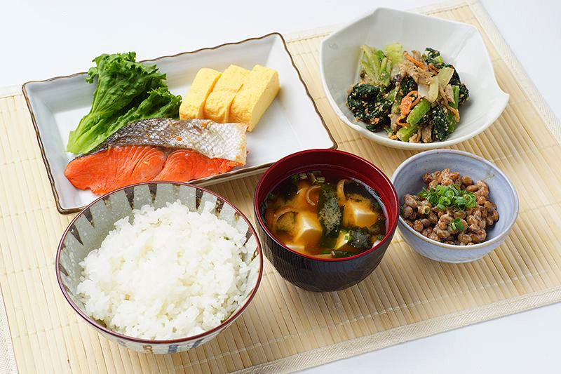 Phong cách ăn uống Nhật Bản thể hiện qua cách chọn lựa thực phẩm, nấu ăn và thưởng thức