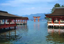 Đền nổi Itsukushima ở Hiroshima