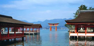 Đền nổi Itsukushima ở Hiroshima