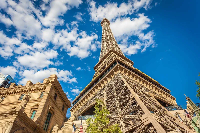 Tháp Eiffel ở Las Vegas chỉ cao 165m