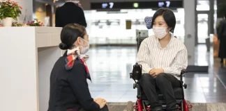 Hỗ trợ xe lăn cho hành khách đặc biệt của Japan Airlines