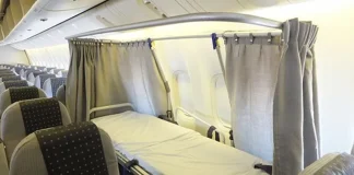 Khách hàng sử dụng cáng trên máy bay Japan Airlines